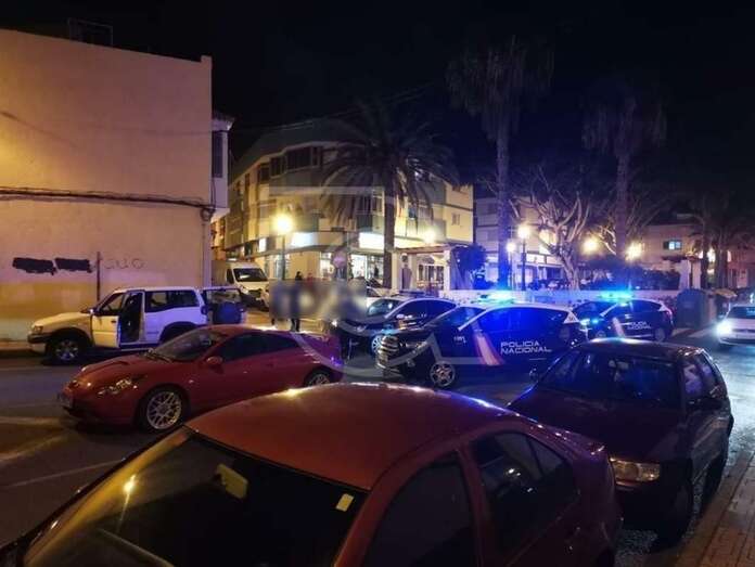 Coches de la Policía Nacional en la zona/TA.
